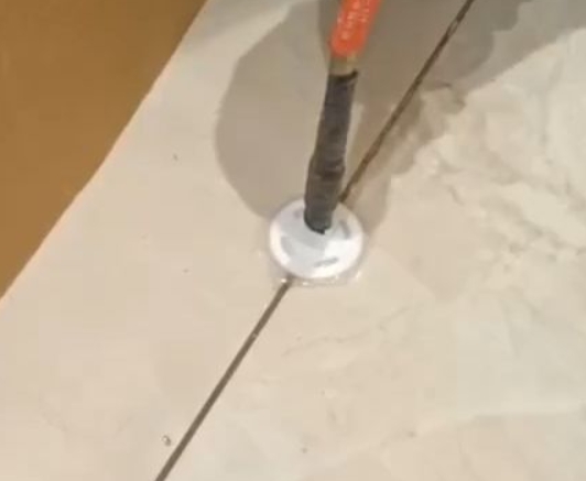 二七瓷砖空鼓维修公司专业解答瓷砖在铺贴过程中，如果没有涂抹均匀到位的粘结材料（如水泥砂浆或瓷砖胶），可能会导致以下问题