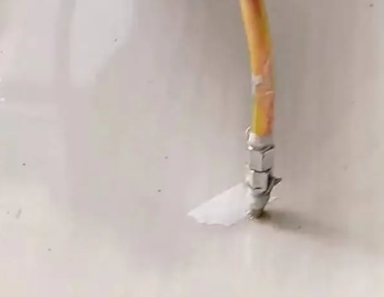 二七瓷砖空鼓维修公司专业解答在瓷砖铺贴过程中，如果使用的砂料过粗（如全部使用了粗砂），可能会导致以下问题